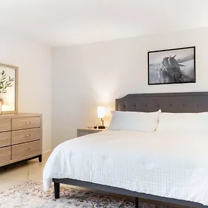 Holiday home Sunnyside Of Life Retreat: Serene 5 Bedroom With Pool, Phoenix